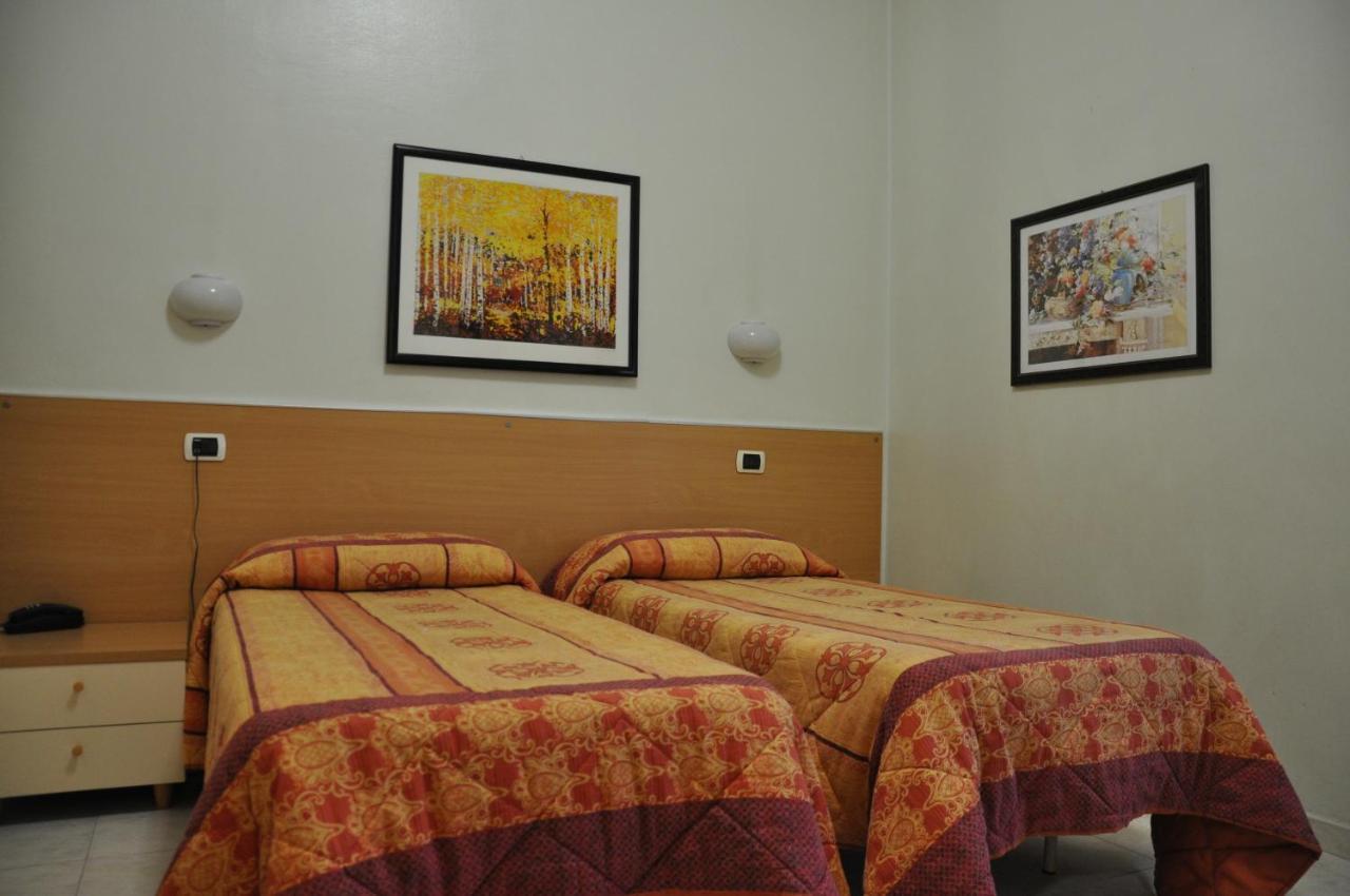 Hotel Villa Robinia Genzano di Roma Bagian luar foto
