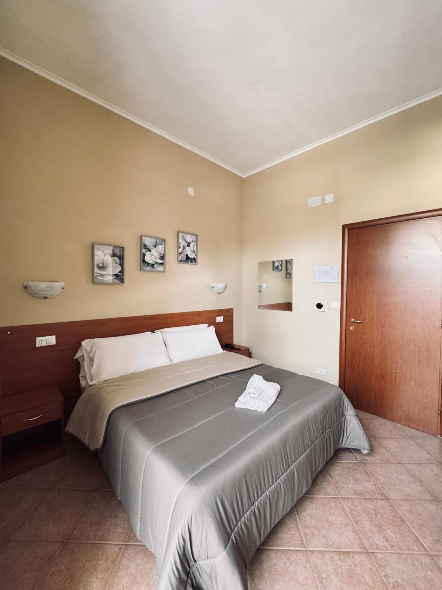 Hotel Villa Robinia Genzano di Roma Bagian luar foto